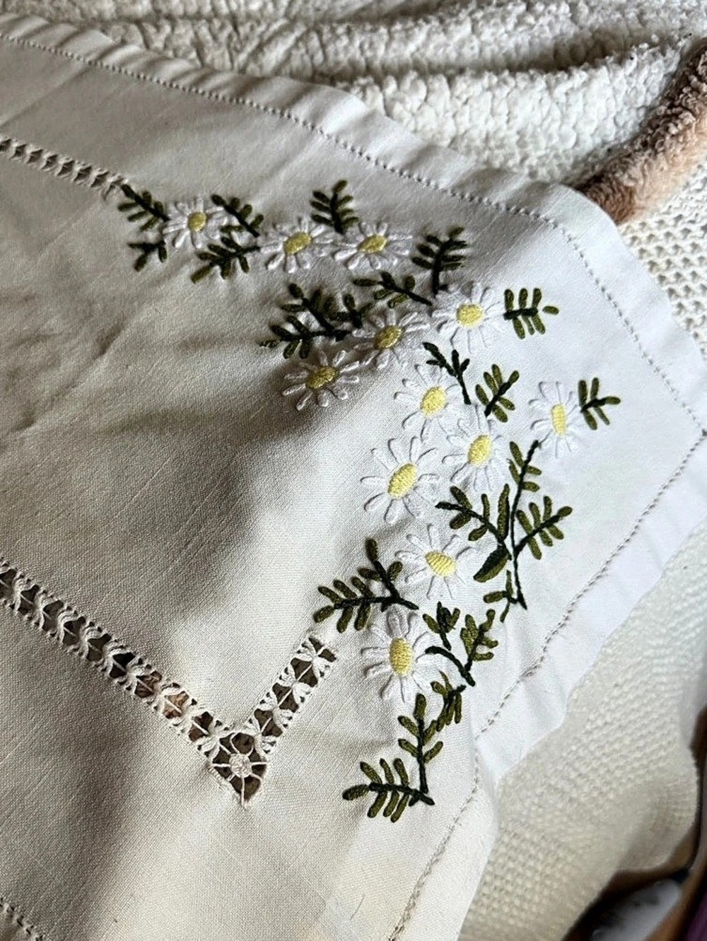 🌼🌿 VTG Embroidered Daisies Floral Linen Eyelet Cotton Table Runner